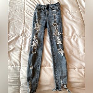 American Eagle distressed skinny jeans. Size 000- Short. Like new.